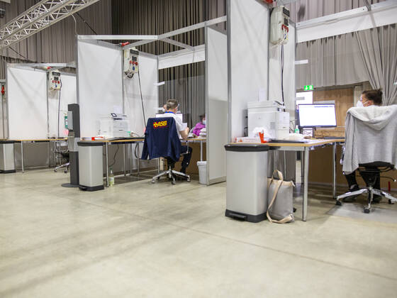 Eröffnung des Impfzetnrums in den Messehallen von Frankfurt (Oder). Es ist das erste Impfzentrum im OSten Brandenburgs. Es wurden hierfür extra 2 BUslinien von der SVG FFO hergerichtet um die Logistik leichter zu machen. Bei der Eröffnung sind folgende Person vertreten: RenÃ Wilke, Oberbürgermeister Frankfurt (Oder), Jens-Marcel Ullrich, 2. Beigeordneter für Jugend, Soziales und Gesundheit Frankfurt (Oder), Rolf Lindemann, Landrat Landkreis Oder-Spree, Dipl.-Med. Andreas Schwark, Vorstand der Kassenärztlichen Vereinigung Brandenburg, Uwe Kleiner, Vorstandsmitglied Regionalverband Oderland-Spree, Johanniter-Unfall-Hilfe e.V., Elisabeth Alter, Vorstandsmitglied Regionalverband Oderland-Spree, Johanniter-Unfall-Hilfe e.V. und Sara Fran