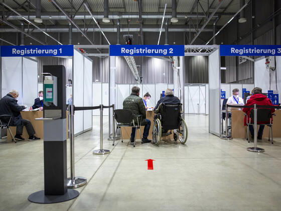 Eröffnung des Impfzetnrums in den Messehallen von Frankfurt (Oder). Es ist das erste Impfzentrum im OSten Brandenburgs. Es wurden hierfür extra 2 BUslinien von der SVG FFO hergerichtet um die Logistik leichter zu machen. Bei der Eröffnung sind folgende Person vertreten: RenÃ Wilke, Oberbürgermeister Frankfurt (Oder), Jens-Marcel Ullrich, 2. Beigeordneter für Jugend, Soziales und Gesundheit Frankfurt (Oder), Rolf Lindemann, Landrat Landkreis Oder-Spree, Dipl.-Med. Andreas Schwark, Vorstand der Kassenärztlichen Vereinigung Brandenburg, Uwe Kleiner, Vorstandsmitglied Regionalverband Oderland-Spree, Johanniter-Unfall-Hilfe e.V., Elisabeth Alter, Vorstandsmitglied Regionalverband Oderland-Spree, Johanniter-Unfall-Hilfe e.V. und Sara Fran