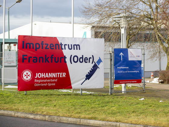 Eröffnung des Impfzetnrums in den Messehallen von Frankfurt (Oder). Es ist das erste Impfzentrum im OSten Brandenburgs. Es wurden hierfür extra 2 BUslinien von der SVG FFO hergerichtet um die Logistik leichter zu machen. Bei der Eröffnung sind folgende Person vertreten: RenÃ Wilke, Oberbürgermeister Frankfurt (Oder), Jens-Marcel Ullrich, 2. Beigeordneter für Jugend, Soziales und Gesundheit Frankfurt (Oder), Rolf Lindemann, Landrat Landkreis Oder-Spree, Dipl.-Med. Andreas Schwark, Vorstand der Kassenärztlichen Vereinigung Brandenburg, Uwe Kleiner, Vorstandsmitglied Regionalverband Oderland-Spree, Johanniter-Unfall-Hilfe e.V., Elisabeth Alter, Vorstandsmitglied Regionalverband Oderland-Spree, Johanniter-Unfall-Hilfe e.V. und Sara Fran