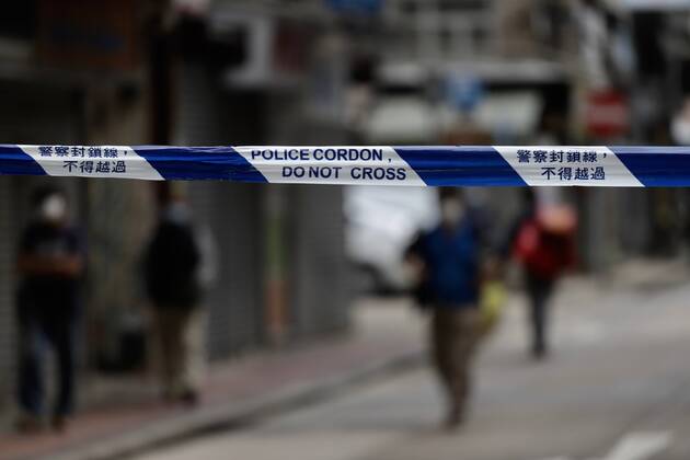 January 20, 2021, Hong Kong, CHINA: Police cordon sealed off virus affected designated zone in Yau Ma Tei, Kowloon where higher density of ethnic minorities are concentrated among the aged buildings under poor living condition.Jan-20,2021Hong Kong.ZUMA Hong Kong CHINA - ZUMAl137 20210120_zap_l137_017 Copyright: xLiauxChung-renx