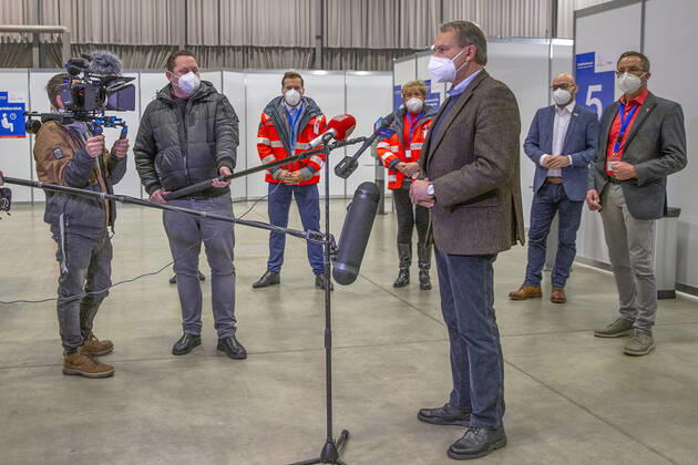 Frankfurt (Oder), 20.01.2021 - Eroeffnung des Frankfurter Impfzentrums auf dem Messegelände in Frankfurt (Oder) Im Bild: OB Landrat, Rolf Lindemann bei seiner Begrüßungsrede. weiter v.r.n.l. Jans-Marcel Ulrich (Gesundheisdezernent), OB Rene Wilke, 4.v.l. Elisabeth Alter, Vorstandsmitglied Regionalverband Oderland-Spree, Johanniter Unfall - Hilfe, 3.v.l. Uwe Kleiner, Vorstandsmitglied, Regionalverband Oderland-Spree, Johanniter-Unfall-Hilfee.V.