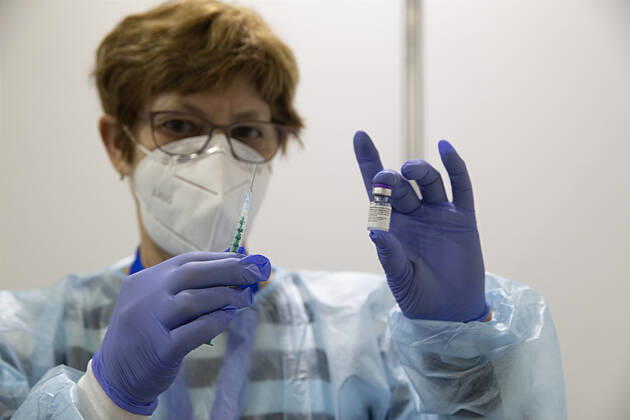 Frankfurt (Oder), 20.01.2021 - Eroeffnung des Frankfurter Impfzentrums auf dem Messegelände in Frankfurt (Oder) im Bild: Dr. Beate Mueller vom Impfteam zeigt die vorbereitete Spritze und den Impfstoff Biontech Pfizer.