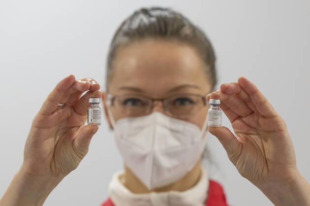 Frankfurt (Oder), 20.01.2021 - Eroeffnung des Frankfurter Impfzentrums auf dem Messegelände in Frankfurt (Oder) Franziska Eichstaedt von der Johanniter-Unfall-Hilfe zeigt stolz dem Biontech Pfizer-Impfstoff (im Volksmund schon Goldstaub genannt.
