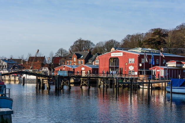 Impressionen aus Schleswig-Holstein - Wegen der Corona-Pandemie ist in der Touristenhochburg Eckernförde selbst im touristischen Fischereihafen wenig Publikumsverkehr