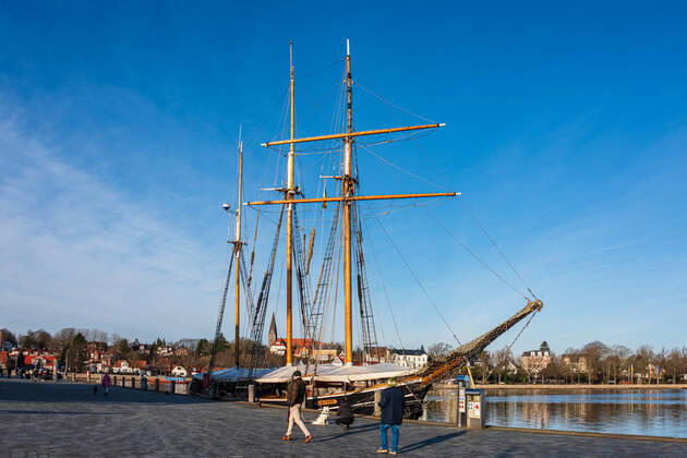 Impressionen aus Schleswig-Holstein - Wegen der Corona-Pandemie ist in der Touristenhochburg Eckernförde selbst im touristischen Fischereihafen wenig Publikumsverkehr