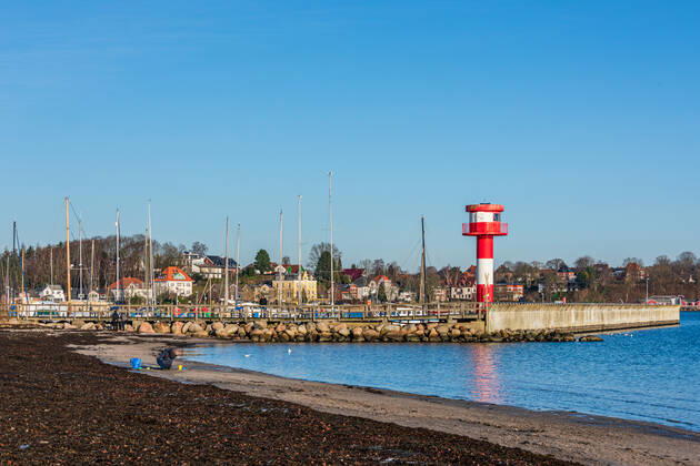 Impressionen aus Schleswig-Holstein - Eckernförde, selbst im Winter lohnt sich ein Strandspaziergang am langen Stadtstrand der Touristenmetropole, man genießt die tiefstehende Wintersonne