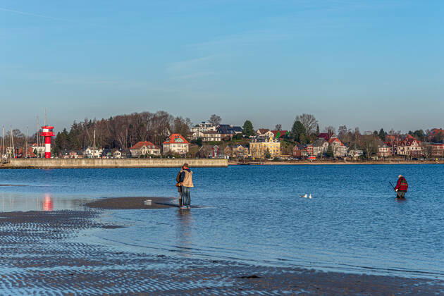 Impressionen aus Schleswig-Holstein - Eckernförde, selbst im Winter lohnt sich ein Strandspaziergang am langen Stadtstrand der Touristenmetropole, man genießt die tiefstehende Wintersonne