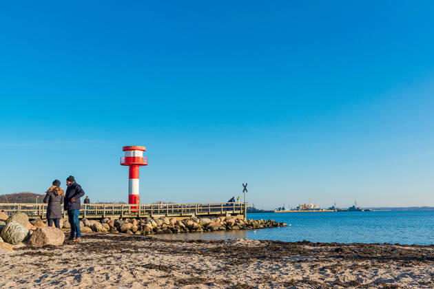 Impressionen aus Schleswig-Holstein - Eckernförde, selbst im Winter lohnt sich ein Strandspaziergang am langen Stadtstrand der Touristenmetropole, man genießt die tiefstehende Wintersonne