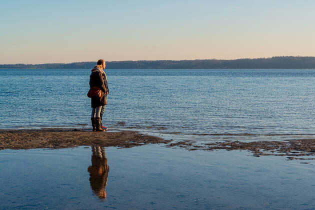 Impressionen aus Schleswig-Holstein - Eckernförde, selbst im Winter lohnt sich ein Strandspaziergang am langen Stadtstrand der Touristenmetropole, man genießt die tiefstehende Wintersonne