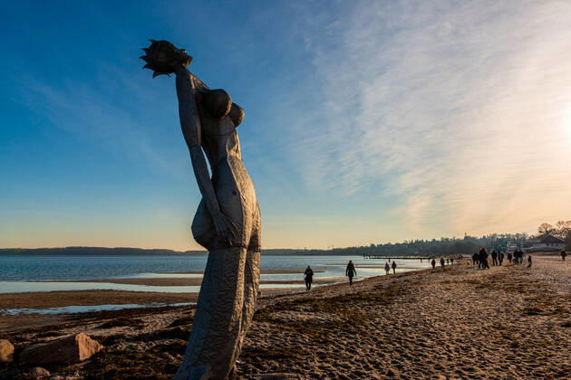 Impressionen aus Schleswig-Holstein - Eckernförde, selbst im Winter lohnt sich ein Strandspaziergang am langen Stadtstrand der Touristenmetropole, man genießt die tiefstehende Wintersonne