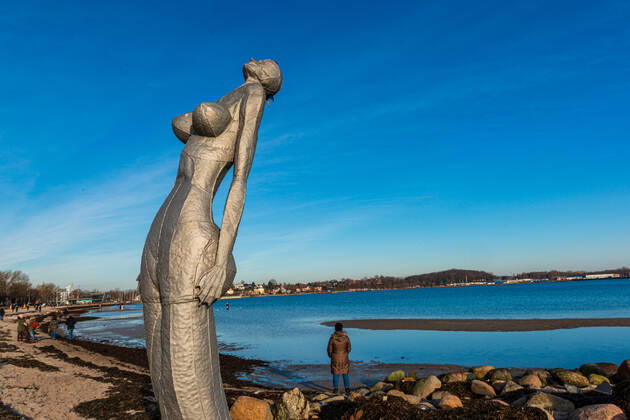 Impressionen aus Schleswig-Holstein - Eckernförde, selbst im Winter lohnt sich ein Strandspaziergang am langen Stadtstrand der Touristenmetropole, man genießt die tiefstehende Wintersonne