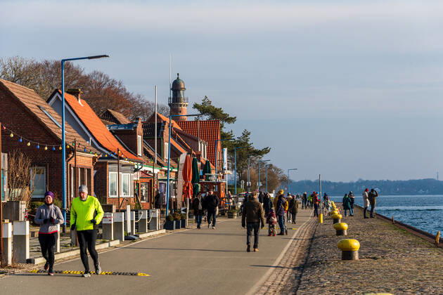 Impressionen aus Kiel - Der Tiessenkai in Kiel-Holtenau am eingang zur Kieler Schleuse in den Nord-Ostsee-Kanal