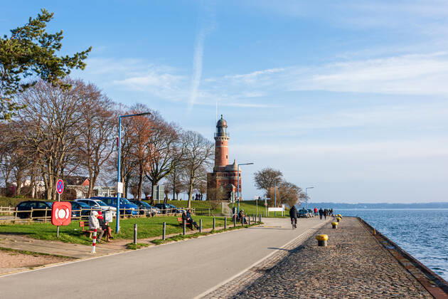 Impressionen aus Kiel - Der Tiessenkai in Kiel-Holtenau am eingang zur Kieler Schleuse in den Nord-Ostsee-Kanal