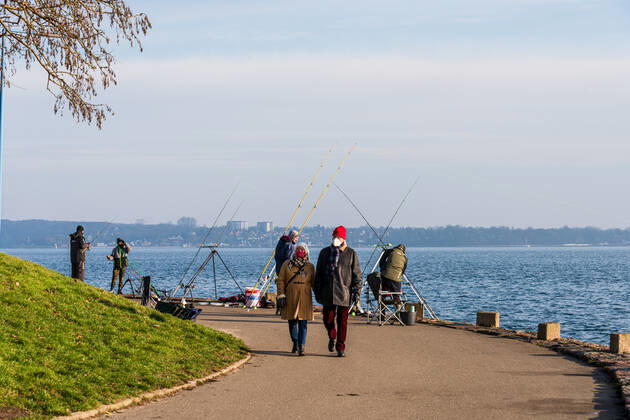 Impressionen aus Kiel - Der Tiessenkai in Kiel-Holtenau am eingang zur Kieler Schleuse in den Nord-Ostsee-Kanal