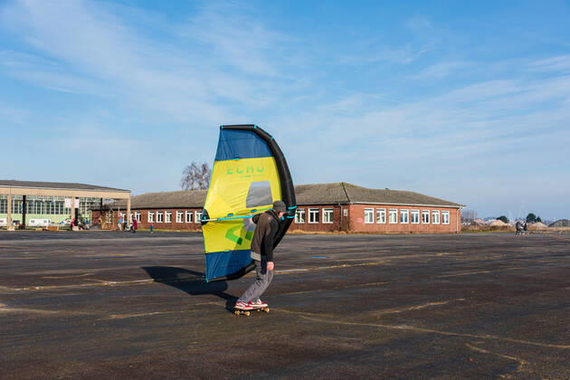 Impressionen aus Kiel Das Hubschrauber-Flugfeld der Bundeswehr in Kiel-Holtenau wird gern von Jedermann (hier Sail Skater) für sportliche Aktivitäten genutzt