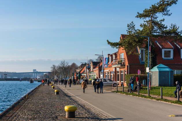 Impressionen aus Kiel Der Tiessenkai in Kiel-Holtenau am Eingang zur Kieler Schleuse in den Nord-Ostsee-Kanal