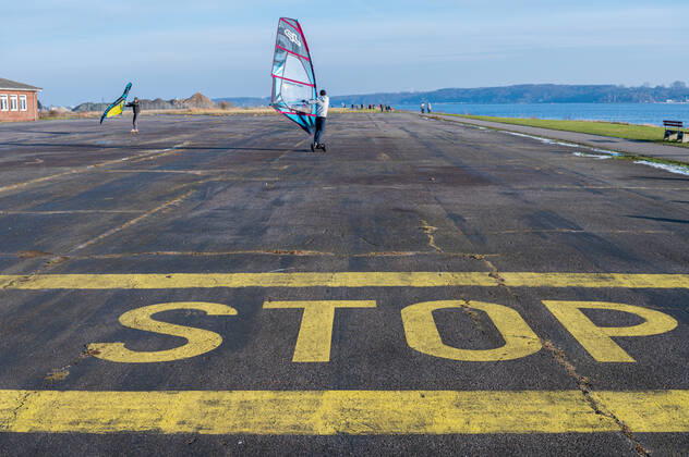 News Bilder des Tages Impressionen aus Kiel Das Hubschrauber-Flugfeld der Bundeswehr in Kiel-Holtenau wird gern von Jedermann (hier Sail Skater) für sportliche Aktivitäten genutzt