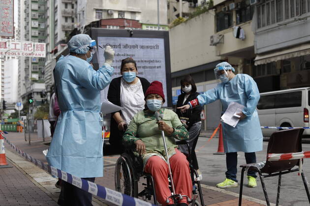 News Bilder des Tages January 20, 2021, Hong Kong, CHINA: Nepali family queuing up for rapid Covid-19 testing on the sealed street where cluster explosion had occurred among ethnic community, typically of Indian,Pakistani and Nepali minorities.Jan-20,2021Hong Kong.ZUMA Hong Kong CHINA - ZUMAl137 20210120_zap_l137_024 Copyright: xLiauxChung-renx