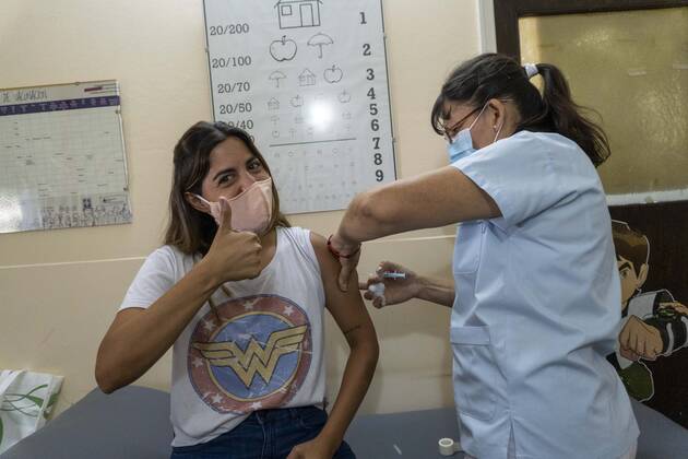 Coronavirus in Argentinien, Impfungen beginnen January 20, 2021, Firmat, Santa Fe, Argentina: Argentina carries on the COVID-19 vaccination campaign. 21 days after receiving a shot of the first dose, healthcare workers are starting to get the second Sputnik V vaccine shot. Firmat Argentina - ZUMAm105 20210120_zaf_m105_006 Copyright: xPatricioxMurphyx