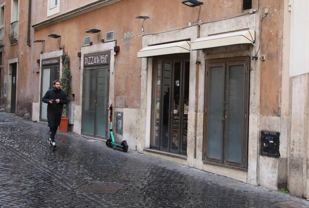 Rome, Shops and commercial activities in the center of Rome closed due to government restrictions caused by the Covid 19 Pictured pandemic:  Copyright: xPieroxTenaglix xIPAx xPieroxTenaglix
