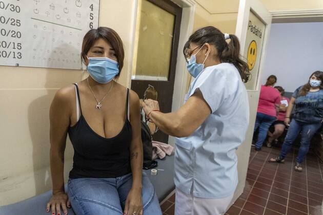 Coronavirus in Argentinien, Impfungen beginnen January 20, 2021, Firmat, Santa Fe, Argentina: Argentina carries on the COVID-19 vaccination campaign. 21 days after receiving a shot of the first dose, healthcare workers are starting to get the second Sputnik V vaccine shot. Firmat Argentina - ZUMAm105 20210120_zaf_m105_008 Copyright: xPatricioxMurphyx