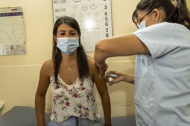 Coronavirus in Argentinien, Impfungen beginnen January 20, 2021, Firmat, Santa Fe, Argentina: Argentina carries on the COVID-19 vaccination campaign. 21 days after receiving a shot of the first dose, healthcare workers are starting to get the second Sputnik V vaccine shot. Firmat Argentina - ZUMAm105 20210120_zaf_m105_012 Copyright: xPatricioxMurphyx
