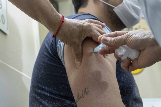Coronavirus in Argentinien, Impfungen beginnen January 20, 2021, Firmat, Santa Fe, Argentina: Argentina carries on the COVID-19 vaccination campaign. 21 days after receiving a shot of the first dose, healthcare workers are starting to get the second Sputnik V vaccine shot. Firmat Argentina - ZUMAm105 20210120_zaf_m105_021 Copyright: xPatricioxMurphyx