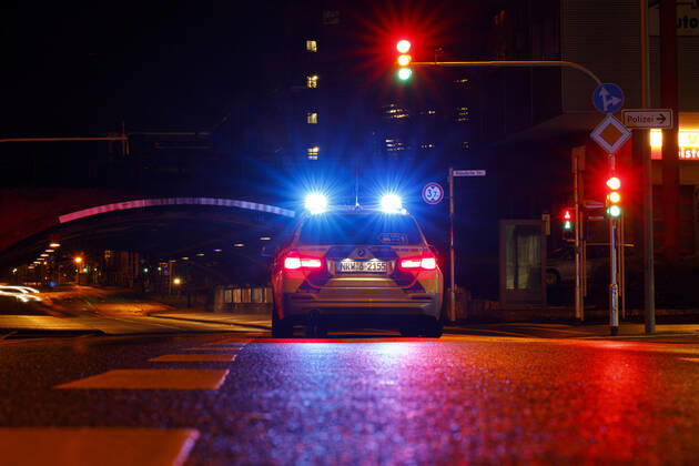 Ein Polizeiauto kontrolliert einen Wagen an einer Ampel. (Themenbild, Symbolbild) Köln, 20.01.2021