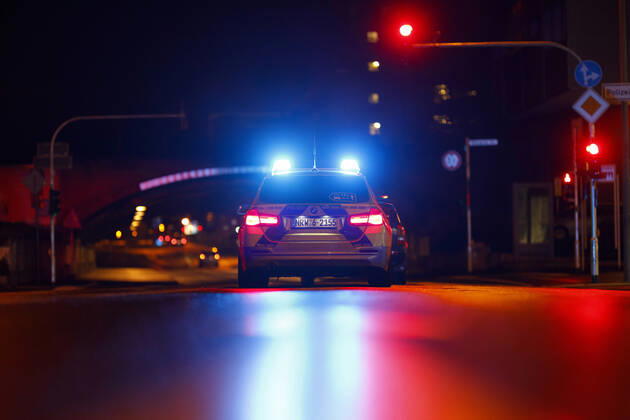 Ein Polizeiauto kontrolliert einen Wagen an einer Ampel. (Themenbild, Symbolbild) Köln, 20.01.2021