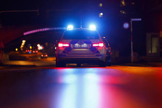 Ein Polizeiauto kontrolliert einen Wagen an einer Ampel. (Themenbild, Symbolbild) Köln, 20.01.2021