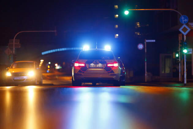 Ein Polizeiauto kontrolliert einen Wagen an einer Ampel. (Themenbild, Symbolbild) Köln, 20.01.2021