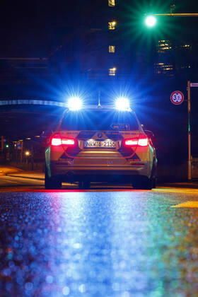 Ein Polizeiauto kontrolliert einen Wagen an einer Ampel. (Themenbild, Symbolbild) Köln, 20.01.2021