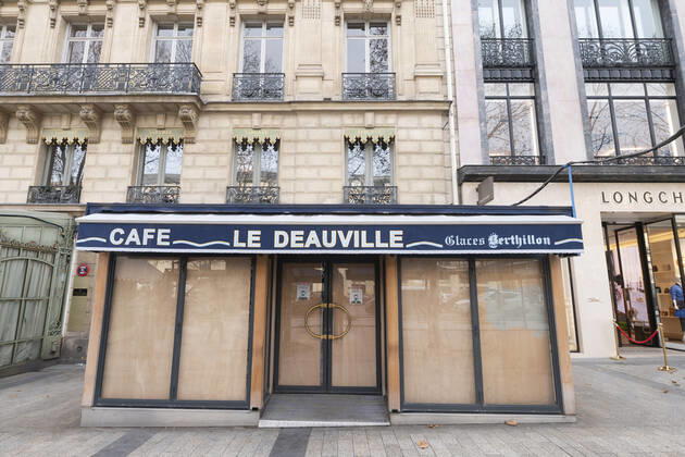 Devanture du Cafe de Deauville NEWS : Magasins des Champs ELysees - Paris - 20 01 2021 JBAutissier Panoramic 