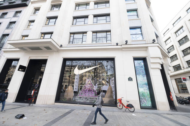 Devanture du Magasin NIKE NEWS : Magasins des Champs ELysees - Paris - 20 01 2021 JBAutissier Panoramic 