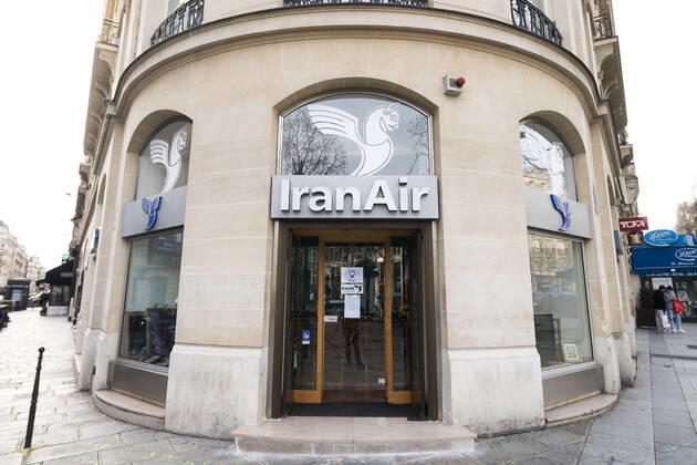 Devanture de Iran Air NEWS : Magasins des Champs ELysees - Paris - 20 01 2021 JBAutissier Panoramic 