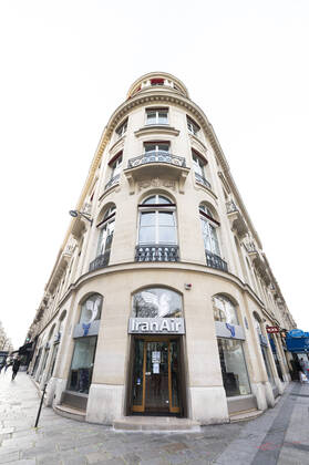 Devanture de Iran Air NEWS : Magasins des Champs ELysees - Paris - 20 01 2021 JBAutissier Panoramic 