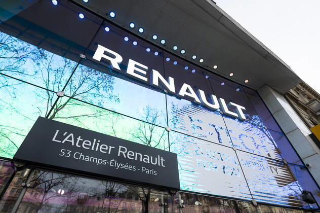 Devanture de l Atelier Renault NEWS : Magasins des Champs ELysees - Paris - 20 01 2021 JBAutissier Panoramic 