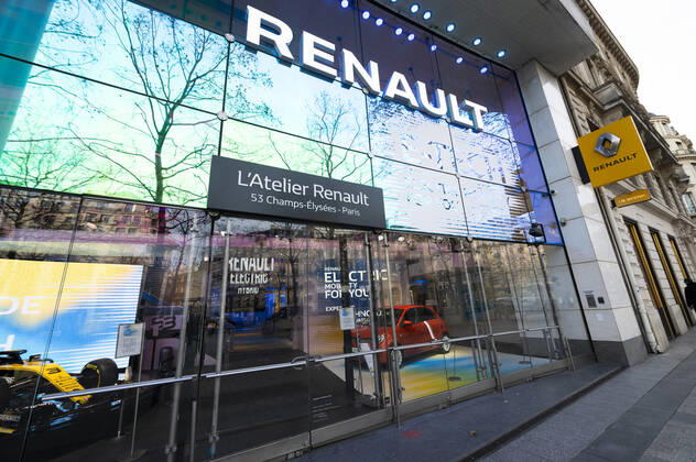 Devanture de l Atelier Renault NEWS : Magasins des Champs ELysees - Paris - 20 01 2021 JBAutissier Panoramic 