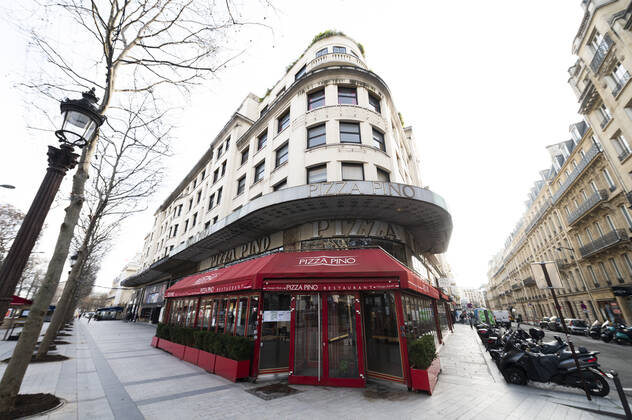 Devanture du restaurant Pizza Pino NEWS : Magasins des Champs ELysees - Paris - 20 01 2021 JBAutissier Panoramic 