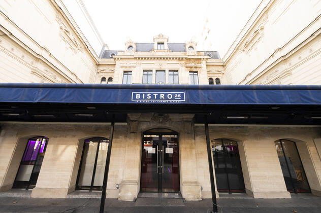 Devanture du Restaurant Bar le Bistro 25 NEWS : Magasins des Champs ELysees - Paris - 20 01 2021 JBAutissier Panoramic 