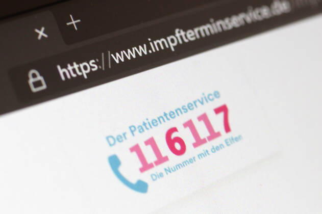 Winden Themenbild - Coronavirus, Impfterminservice, Impfhotline, Hotline, 116117, Impftelefon, Impfservice Themenbild - Coronavirus, Impfterminservice, Impfhotline, Hotline, 116117, Impftelefon, Impfservice Die Finger einer Hand von einer älteren Person, Rentnerin wählt über die Tastatur eines Festnetztelefons, Telefon, die Hotlinenummer 116117 um einen Impftermin zu vereinbaren. Auf dem Display des Telefonapperates wird die Nummer 116117 angezeigt. Auf der Internetseite www.impfterminservice.de wird die Patientenservicenummer, Hotlinenummer 116117 angezeigt Copyright: xEibnerxPressefotox xFleigx