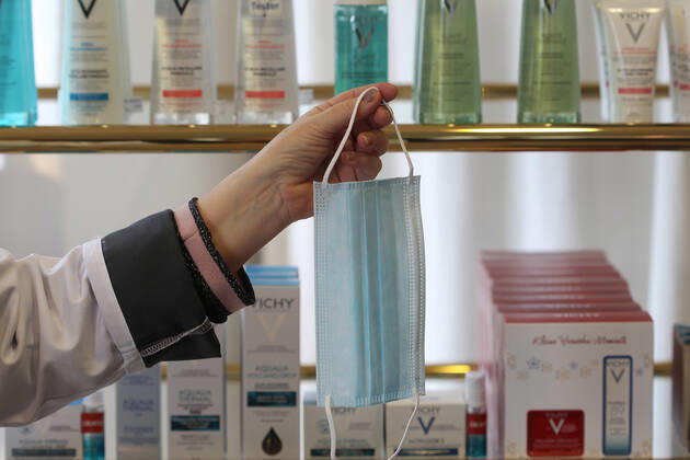 Elzach Themenbild - Coronavirus, OP-Maske, Atemschutzmaske, Atemmaske, Coronamaske, Mundschutz, Alltagsmaske, Maskenpflicht, Ausgabe in einer Apotheke Themenbild - Coronavirus, OP-Maske, Atemschutzmaske, Atemmaske, Coronamaske, Mundschutz, Alltagsmaske, Maskenpflicht, Ausgabe in einer Apotheke Eine OP-Maske, Einwegmaske, blaue Maske, wird in einer Apotheke in Gutach an eine ältere Person über 70 Jahre ausgegeben. Symbolbild, Featurebild, Model release, Model release Vertrag liegt vor FFP2, FFP2 Masken, FFP2-Masken, Apotheke, kostenlose, kostenlos, ab 15.12., Innenaufnahme, Ausgabe, Maskenausgabe, Bundesregierung, ab dem 15.12., 15. Dezember, neu, FFP, Covidmaske, Covid-Maske, FFP2, alte Menschen, ältere Menschen, 60, 60 Jahre alt, Copyright: xFleigx xEibner-Pressefotox EP_dfg