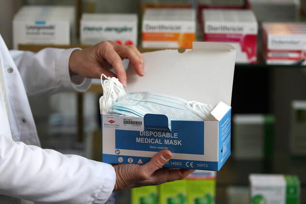 Elzach Themenbild - Coronavirus, OP-Maske, Atemschutzmaske, Atemmaske, Coronamaske, Mundschutz, Alltagsmaske, Maskenpflicht, Ausgabe in einer Apotheke Themenbild - Coronavirus, OP-Maske, Atemschutzmaske, Atemmaske, Coronamaske, Mundschutz, Alltagsmaske, Maskenpflicht, Ausgabe in einer Apotheke Eine OP-Maske, Einwegmaske, blaue Maske, wird in einer Apotheke in Gutach an eine ältere Person über 70 Jahre ausgegeben. Symbolbild, Featurebild, Model release, Model release Vertrag liegt vor FFP2, FFP2 Masken, FFP2-Masken, Apotheke, kostenlose, kostenlos, ab 15.12., Innenaufnahme, Ausgabe, Maskenausgabe, Bundesregierung, ab dem 15.12., 15. Dezember, neu, FFP, Covidmaske, Covid-Maske, FFP2, alte Menschen, ältere Menschen, 60, 60 Jahre alt, Copyright: xFleigx xEibner-Pressefotox EP_dfg