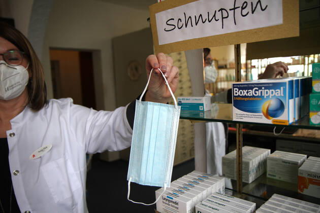 Elzach Themenbild - Coronavirus, OP-Maske, Atemschutzmaske, Atemmaske, Coronamaske, Mundschutz, Alltagsmaske, Maskenpflicht, Ausgabe in einer Apotheke Themenbild - Coronavirus, OP-Maske, Atemschutzmaske, Atemmaske, Coronamaske, Mundschutz, Alltagsmaske, Maskenpflicht, Ausgabe in einer Apotheke Eine OP-Maske, Einwegmaske, blaue Maske, wird in einer Apotheke in Gutach an eine ältere Person über 70 Jahre ausgegeben. Symbolbild, Featurebild, Model release, Model release Vertrag liegt vor FFP2, FFP2 Masken, FFP2-Masken, Apotheke, kostenlose, kostenlos, ab 15.12., Innenaufnahme, Ausgabe, Maskenausgabe, Bundesregierung, ab dem 15.12., 15. Dezember, neu, FFP, Covidmaske, Covid-Maske, FFP2, alte Menschen, ältere Menschen, 60, 60 Jahre alt, Copyright: xFleigx xEibner-Pressefotox EP_dfg