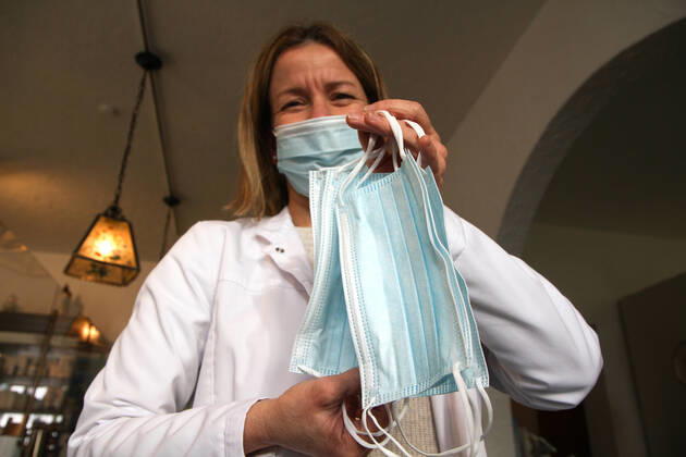 Elzach Themenbild - Coronavirus, OP-Maske, Atemschutzmaske, Atemmaske, Coronamaske, Mundschutz, Alltagsmaske, Maskenpflicht, Ausgabe in einer Apotheke Themenbild - Coronavirus, OP-Maske, Atemschutzmaske, Atemmaske, Coronamaske, Mundschutz, Alltagsmaske, Maskenpflicht, Ausgabe in einer Apotheke Eine OP-Maske, Einwegmaske, blaue Maske, wird in einer Apotheke in Gutach an eine ältere Person über 70 Jahre ausgegeben. Symbolbild, Featurebild, Model release, Model release Vertrag liegt vor FFP2, FFP2 Masken, FFP2-Masken, Apotheke, kostenlose, kostenlos, ab 15.12., Innenaufnahme, Ausgabe, Maskenausgabe, Bundesregierung, ab dem 15.12., 15. Dezember, neu, FFP, Covidmaske, Covid-Maske, FFP2, alte Menschen, ältere Menschen, 60, 60 Jahre alt, Copyright: xFleigx xEibner-Pressefotox EP_dfg