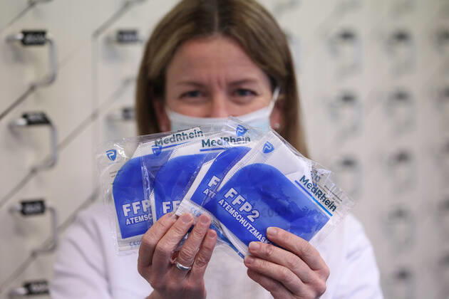 Elzach Themenbild - Coronavirus, FFP2-Maske, Atemschutzmaske, Atemmaske, Coronamaske, Mundschutz, Alltagsmaske, Maskenpflicht, Ausgabe in einer Apotheke Themenbild - Coronavirus, FFP2-Maske, Atemschutzmaske, Atemmaske, Coronamaske, Mundschutz, Alltagsmaske, Maskenpflicht, Ausgabe in einer Apotheke FFP2-Masken, Einwegmaske, blaue Maske, werden in einer Apotheke in Gutach an eine ältere Person über 70 Jahre ausgegeben. Symbolbild, Featurebild, Model release, Model release Vertrag liegt vor FFP2, FFP2 Masken, FFP2-Masken, Apotheke, kostenlose, kostenlos, ab 15.12., Innenaufnahme, Ausgabe, Maskenausgabe, Bundesregierung, ab dem 15.12., 15. Dezember, neu, FFP, Covidmaske, Covid-Maske, FFP2, alte Menschen, ältere Menschen, 60, 60 Jahre a Copyright: xFleigx xEibner-Pressefotox EP_dfg
