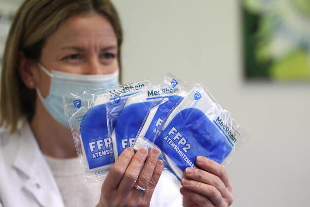 Elzach Themenbild - Coronavirus, FFP2-Maske, Atemschutzmaske, Atemmaske, Coronamaske, Mundschutz, Alltagsmaske, Maskenpflicht, Ausgabe in einer Apotheke Themenbild - Coronavirus, FFP2-Maske, Atemschutzmaske, Atemmaske, Coronamaske, Mundschutz, Alltagsmaske, Maskenpflicht, Ausgabe in einer Apotheke FFP2-Masken, Einwegmaske, blaue Maske, werden in einer Apotheke in Gutach an eine ältere Person über 70 Jahre ausgegeben. Symbolbild, Featurebild, Model release, Model release Vertrag liegt vor FFP2, FFP2 Masken, FFP2-Masken, Apotheke, kostenlose, kostenlos, ab 15.12., Innenaufnahme, Ausgabe, Maskenausgabe, Bundesregierung, ab dem 15.12., 15. Dezember, neu, FFP, Covidmaske, Covid-Maske, FFP2, alte Menschen, ältere Menschen, 60, 60 Jahre a Copyright: xFleigx xEibner-Pressefotox EP_dfg