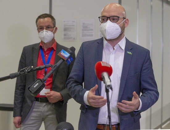 Frankfurt (Oder), 20.01.2021 - Eroeffnung des Frankfurter Impfzentrums auf dem Messegelände in Frankfurt (Oder) OB Rene Wilke und Dezernent, Jens-Marcel-Ullrich (links)