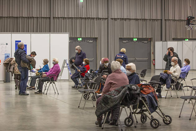 Frankfurt (Oder), 20.01.2021 - Eroeffnung des Frankfurter Impfzentrums auf dem Messegelände in Frankfurt (Oder) Frankfurter der erhoehten Risikogruppe in der einstuendigen Entspannungsphase nach dem Impfen