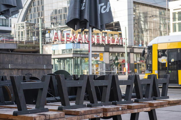 Gesundheit Corona-Virus Auswirkung Auswirkungen der Corona-Krise. Im Bild: Ein geschlossenes Strassencafe auf dem Berliner Alexanderplatz. 20.1.2021, Berlin